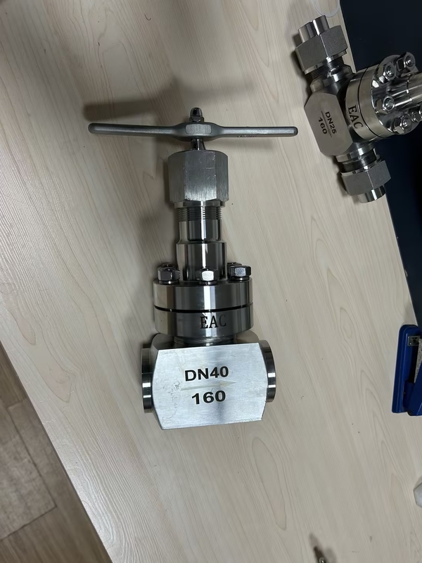 LNG LOX LIN LAR LCO2 ট্যাংক ক্রায়োজেনিক উচ্চ চাপ গ্লোব ভালভ উচ্চ মানের PN320 ভালভ